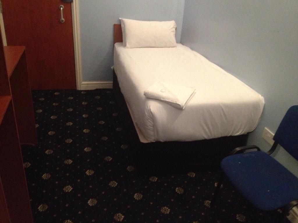 Hartley Hotel London Room photo